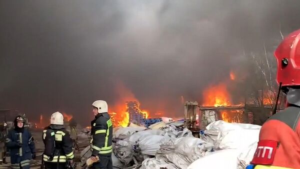 Работа пожарных на месте возгорания на складах с резиной в Екатеринбурге