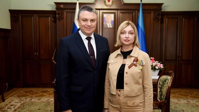 Временно исполняющий обязанности главы ЛНР Леонид Пасечник вручил главе минздрава ЛНР медаль МО РФ За укрепление боевого содружества