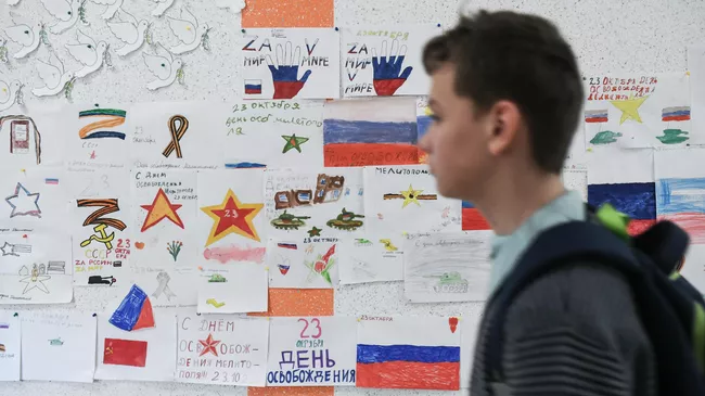Учащийся во время перемены в холле гимназии № 19 в Мелитополе