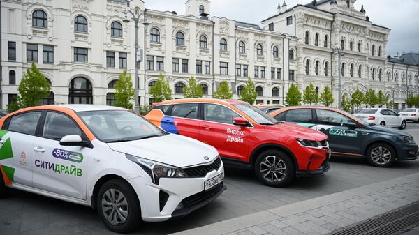 Автомобили различных каршеринговых компаний на одной из улиц в центре Москвы