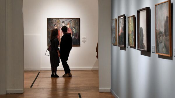 Посетители на выставке художника Роберта Фалька во время акции Ночь музеев в Третьяковской галерее на Крымском Валу в Москве