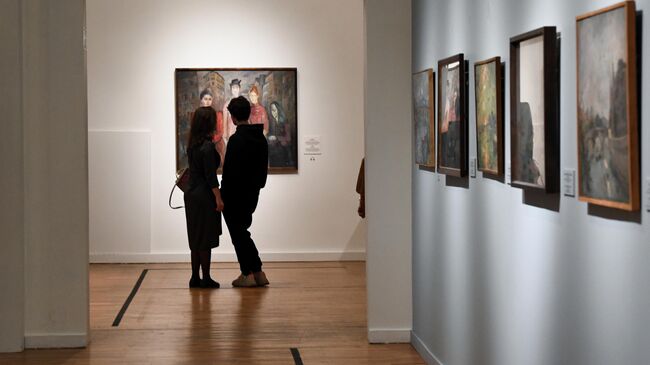 Посетители на выставке художника Роберта Фалька во время акции Ночь музеев в Третьяковской галерее на Крымском Валу в Москве