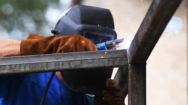 Рабочий во время проведения работ по капитальному ремонту