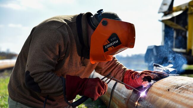 Рабочий во время строительства газопровода