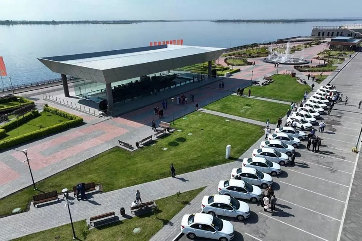 Машины Lada Granta с ручным управлением передали в Волгограде участникам спецоперации - РИА Новости, 1920, 06.05.2023
