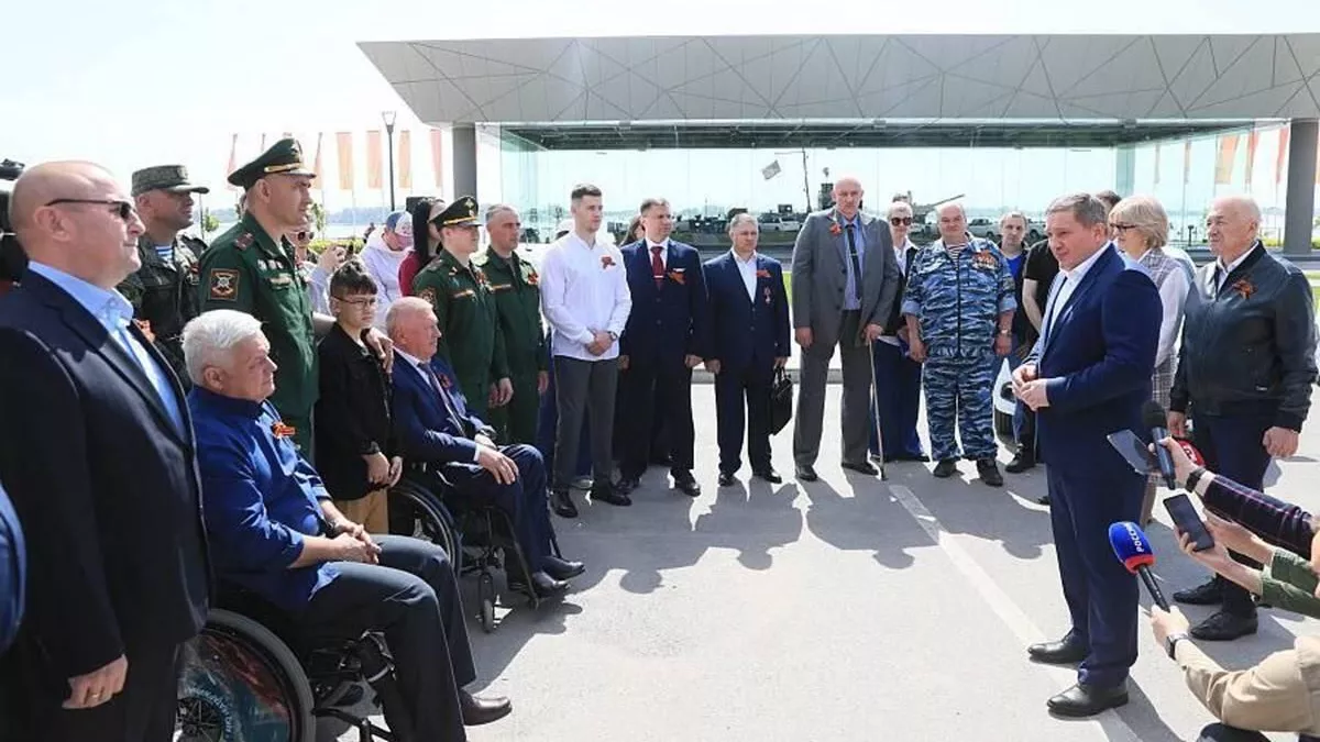 Машины Lada Granta с ручным управлением передали в Волгограде участникам спецоперации - РИА Новости, 1920, 05.05.2023