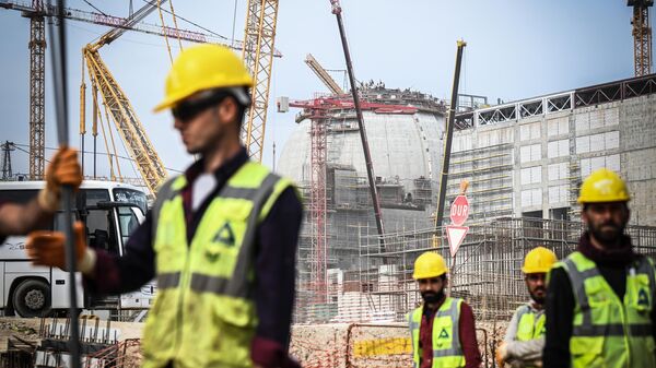 Рабочие на строительстве атомной электростанции Аккую в турецком городе Гюльнар