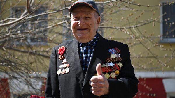 Ветеран Великой Отечественной войны Иван Филиппович Коваленко во время поздравления с наступающим Днем Победы в Новосибирске