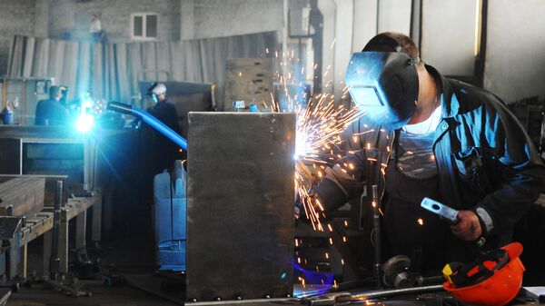 Рабочий в цехе Тамбовского завода грузоподъемных машин