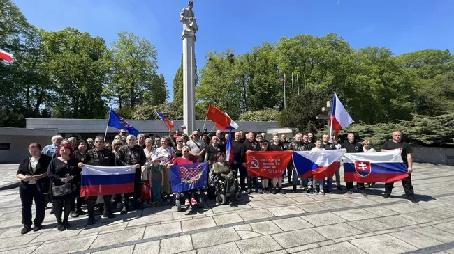 Словацкие мотоциклисты объединения Брат за брата во время посещения мемориального комплекса советским солдатам в Брно, Чехия