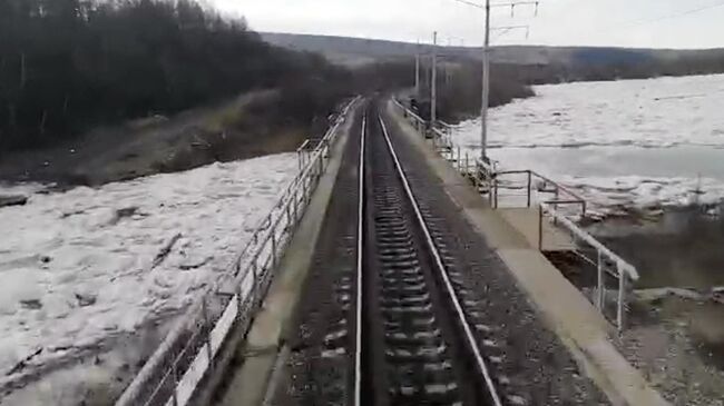 Ледовый затор на реке Нюкжа. Кадр видео