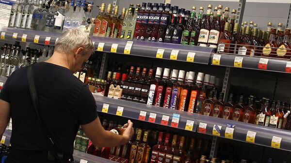 Покупатель выбирает алкоголь в магазине