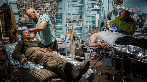 Медики оказывают помощь раненым украинским военнослужащим в Артемовске