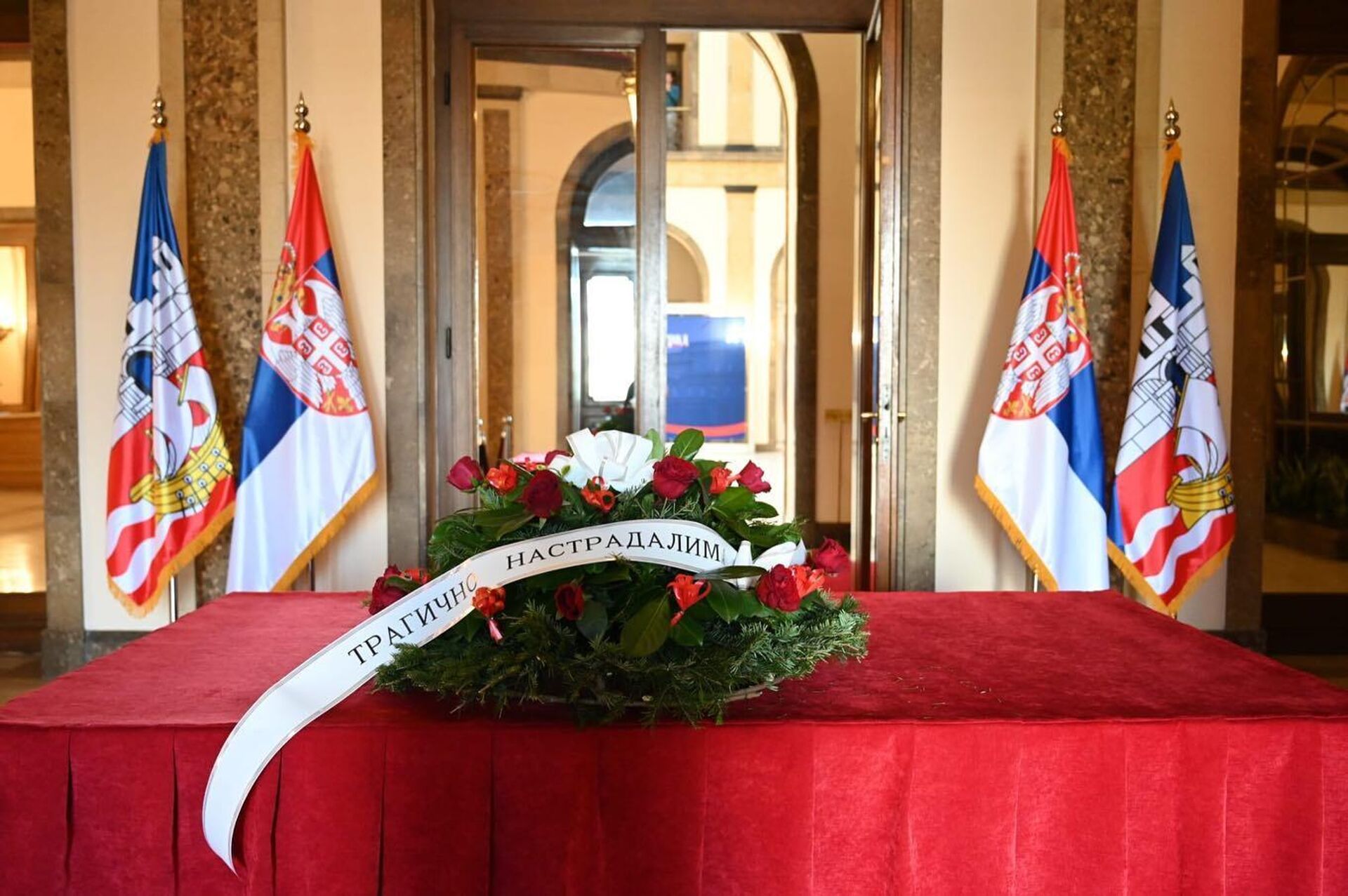 Цветы у здания городской администрации Белграда в память жертв нападений 3 и 5 мая - РИА Новости, 1920, 06.05.2023