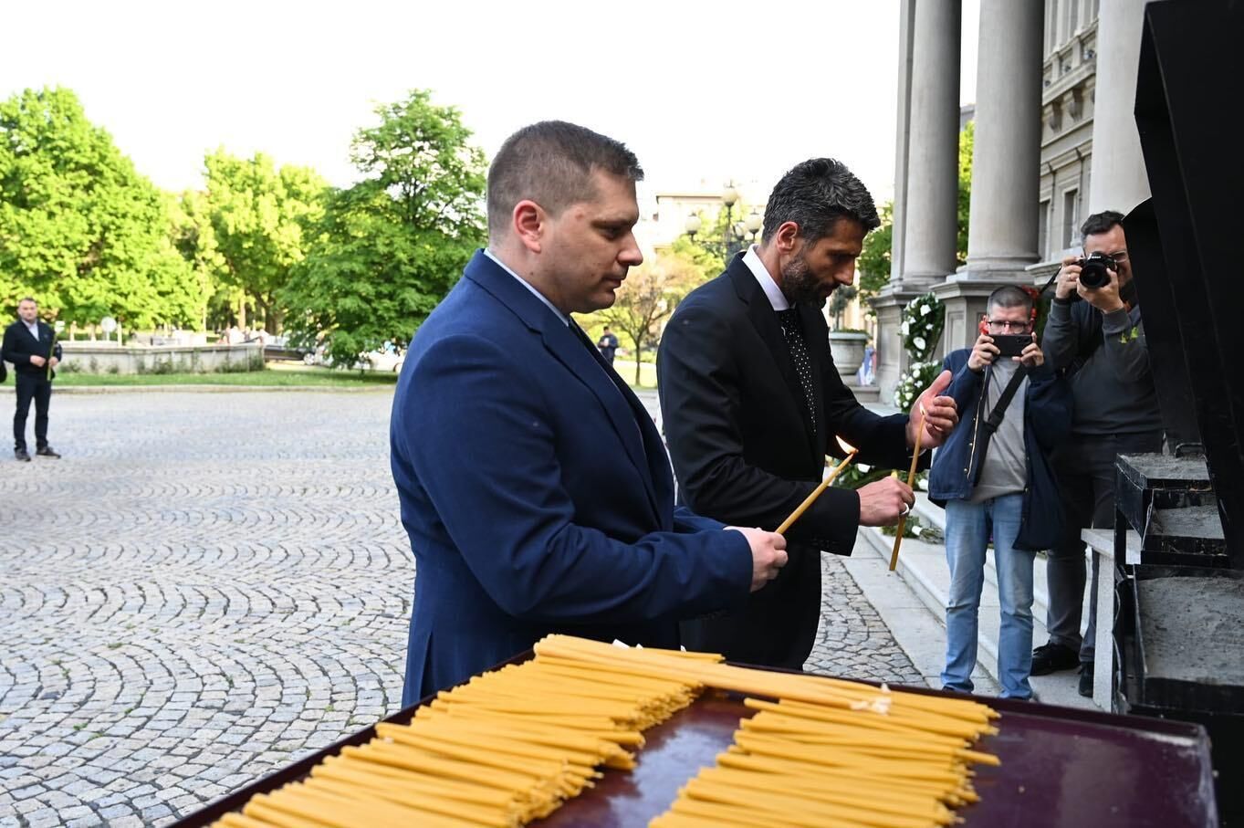 Власти сербской столицы у здания городской администрации Белграда возложили цветы и зажгли свечи в память жертв нападений 3 и 5 мая - РИА Новости, 1920, 06.05.2023