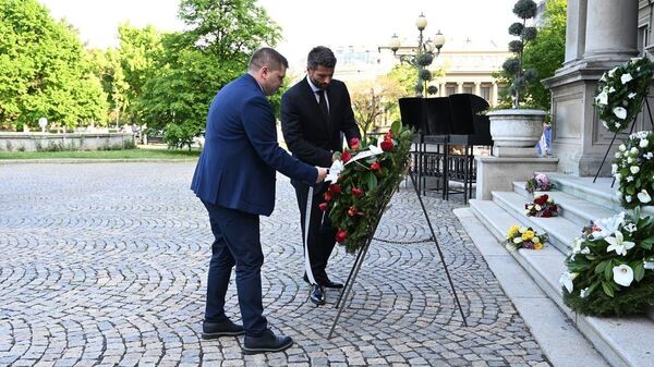 Власти сербской столицы у здания городской администрации Белграда возложили цветы и зажгли свечи в память жертв нападений 3 и 5 мая
