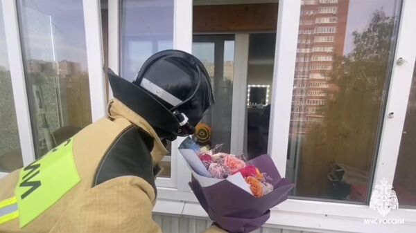 Спасатель МЧС из Бирска у балкона своей девушки. Кадр видео
