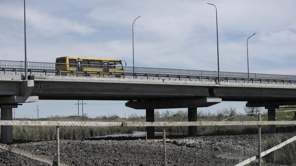 Автобус едет по мосту между Мелитополем и пригородами в Запорожской области