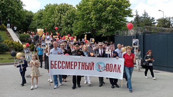 Акция Бессмертный полк состоявшаяся в субботу на территории посольства России в Анкаре