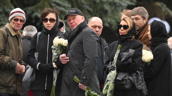Люди возле похоронного дома Троекурово перед началом церемонии прощания с модельером Валентином Юдашкиным