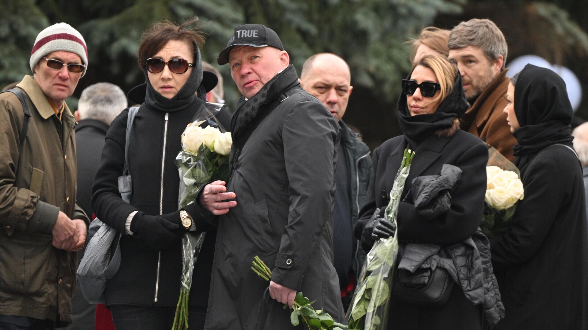 На прощание с навальным пришло. Троекуровское кладбище Юдашкина. Юдашкин похороны. Церемония прощания с Валентином Юдашкиным.