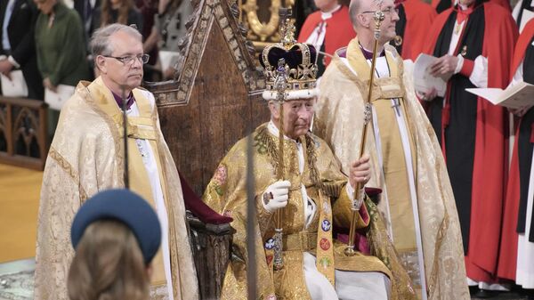 Король Карл III на церемонии коронации