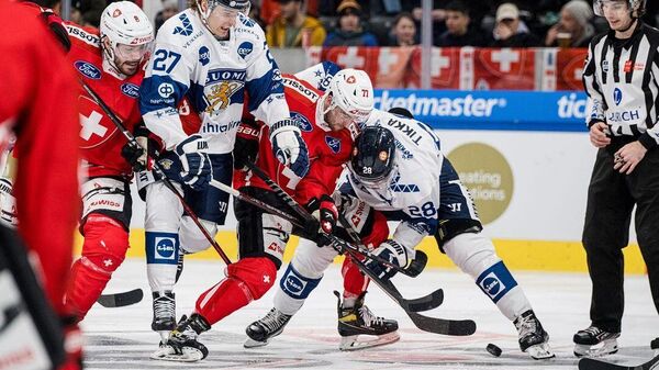 Хоккеисты сборных Швейцарии и Финляндии