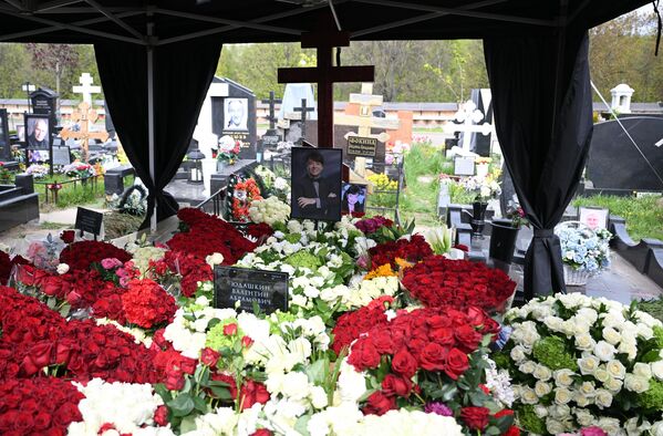 Фотография и цветы на могиле модельера Валентина Юдашкина на Троекуровском кладбище