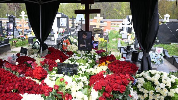 Фотография и цветы на могиле модельера Валентина Юдашкина на Троекуровском кладбище