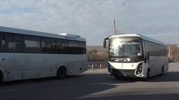 Автобус с российскими военнослужащими, находившимися в украинском плену