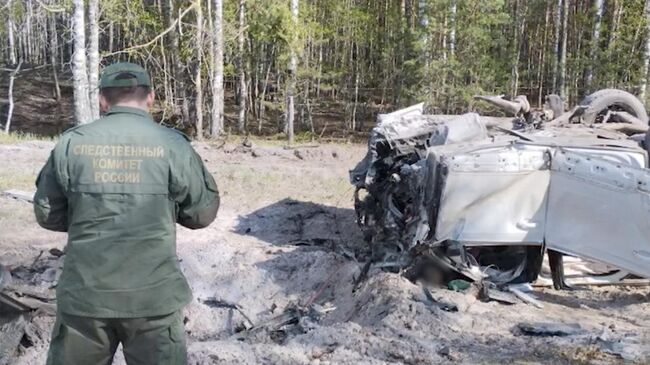 Следователь на месте подрыва автомобиля, в котором передвигался Захар Прилепин. Кадр видео