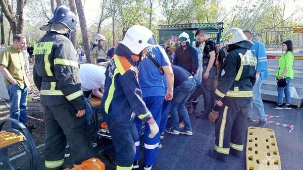 Спасатели на месте падения карусели в Оренбурге