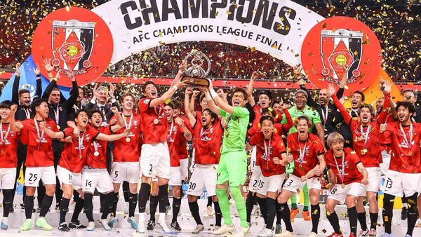 Японский футбольный клуб Урава Ред Даймондс празднует победу в азиатской Лиге чемпионов