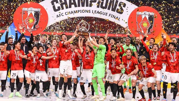 Японский футбольный клуб Урава Ред Даймондс празднует победу в азиатской Лиге чемпионов