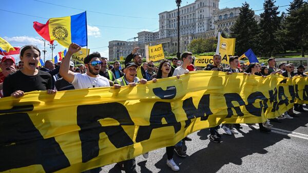 Антиправительственный протест возле румынского парламента в Бухаресте