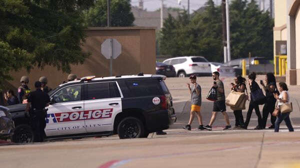Люди покидают торговый центр после сообщений о стрельбе. Аллен, штат Техас