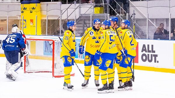 Хоккеисты сборной Швеции против сборной Финляндии