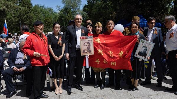 Акция Бессмертный полк прошла в Пекине на территории посольства России в Китае
