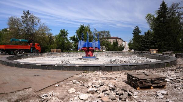 Реставрационные и восстановительные работы фонтанного комплекса с участием строительных бригад из РФ в парке ВЛКСМ в Луганске