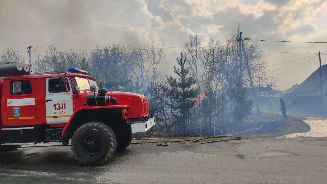 Сотрудники МЧС ликвидируют пожар угрожающий селу Нижняя Тавда - РИА Новости, 1920, 07.05.2023