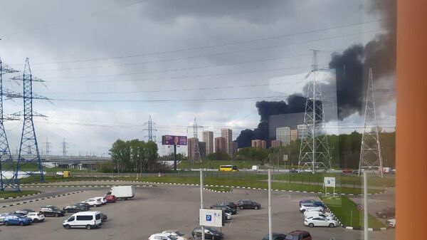 Дым от пожара на стройке на западе Москвы