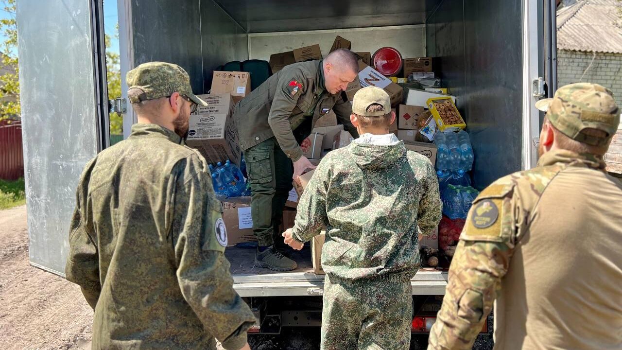 Гуманитарный груз весом 2 т доставлен из Орловской области военным в зоне спецоперации - РИА Новости, 1920, 03.05.2023