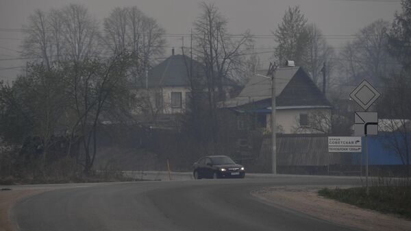 Дым от пожара из лесного массива в поселке Ключевск Свердловской области