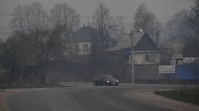 Дым от пожара из лесного массива в поселке Ключевск Свердловской области