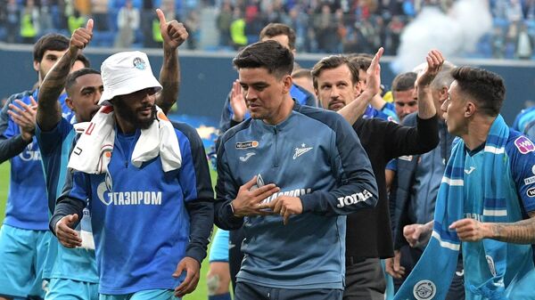 Игроки Зенита радуются победе в чемпионате России по футболу среди клубов Премьер-лиги сезона 2022/2023.