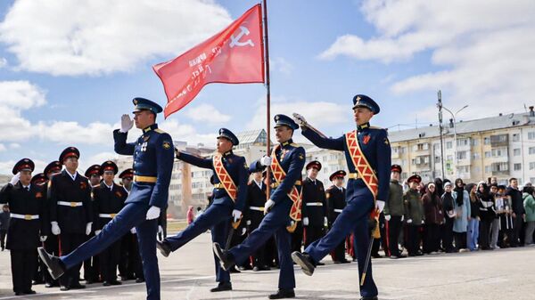 Торжественная церемония поднятия символа Знамени Победы в Якутске