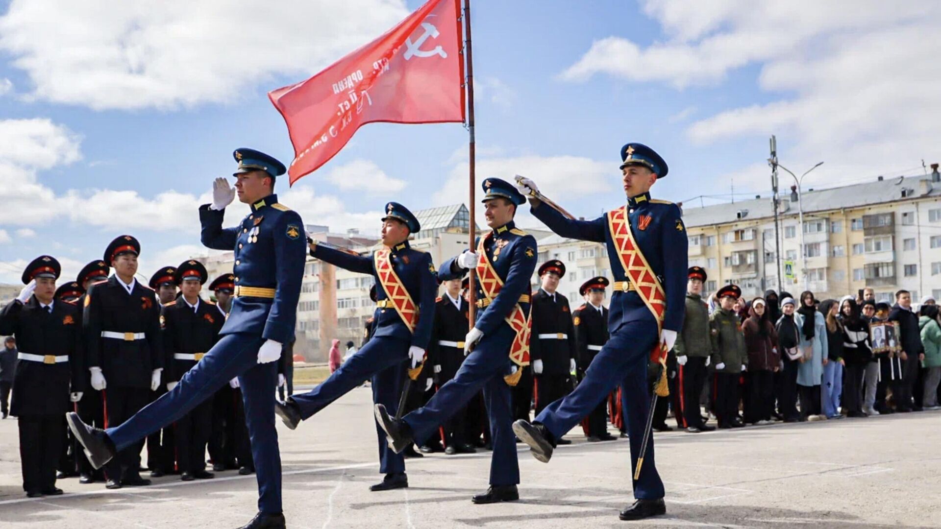 Торжественная церемония поднятия символа Знамени Победы в Якутске - РИА Новости, 1920, 08.05.2023