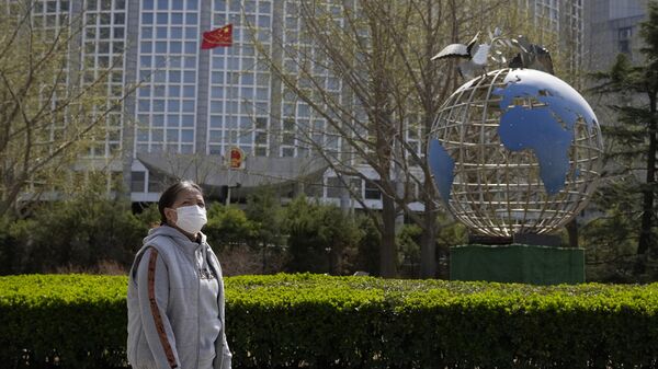Женщина проходит мимо здания Министерства иностранных дел Китая в Пекине