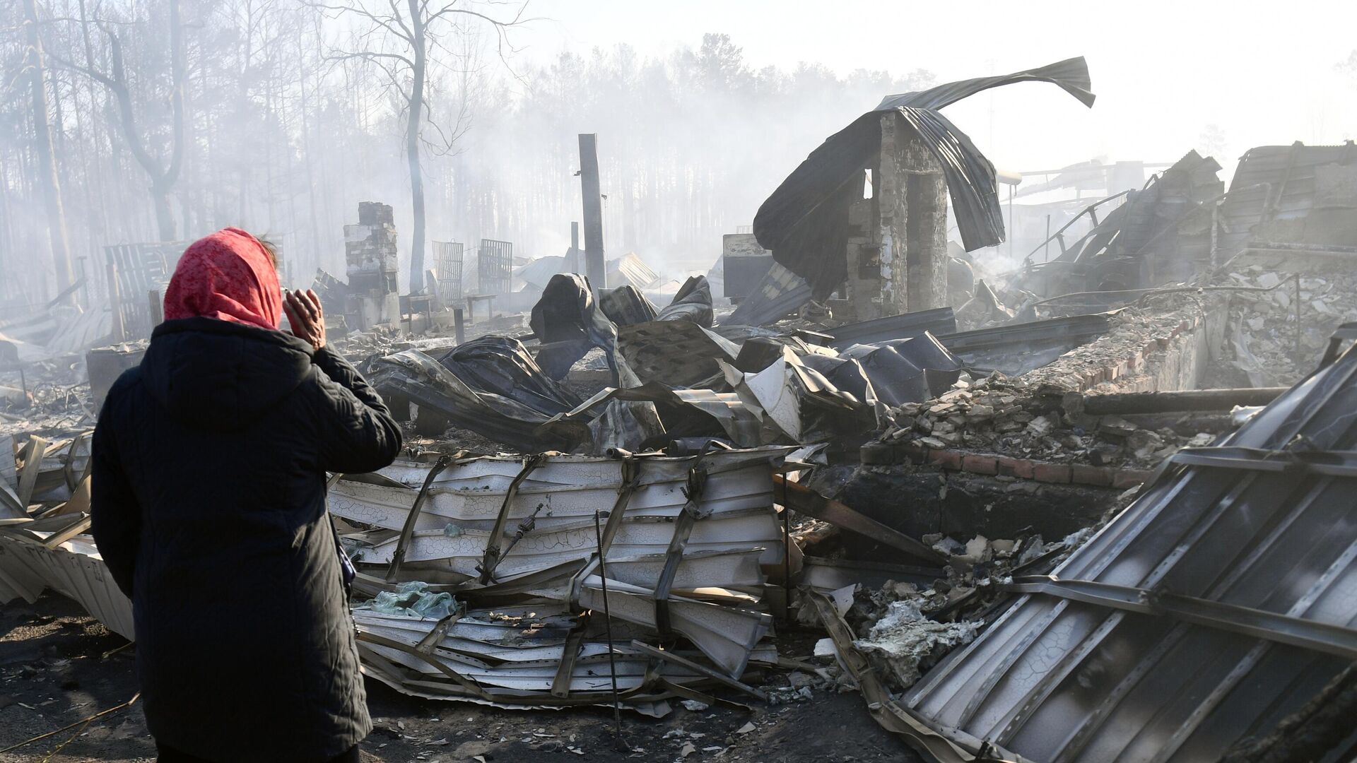 Жительница деревни Юлдус на месте происшествия после природного пожара в Курганской области - РИА Новости, 1920, 10.05.2023