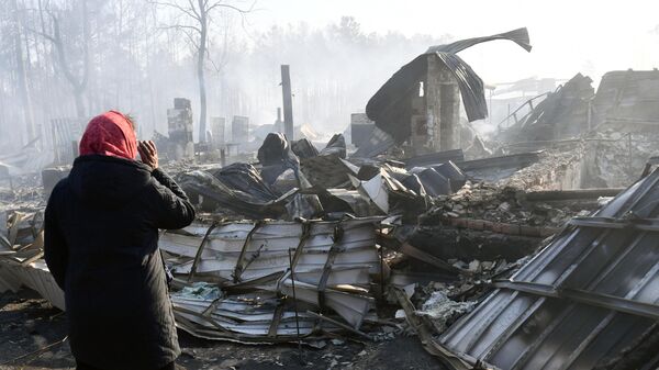 Жительница деревни Юлдус на месте происшествия после природного пожара в Курганской области